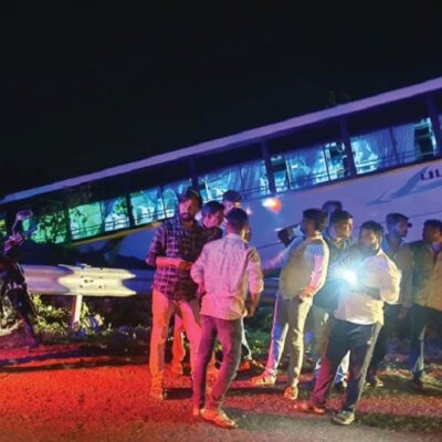 MP: खरगोन में जामघाट पर ब्रेक फेल होने से खाई के ऊपर लटकी विद्यार्थियों की बस, बड़ा हादसा टला