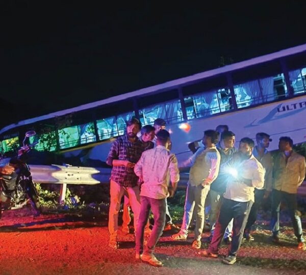MP: खरगोन में जामघाट पर ब्रेक फेल होने से खाई के ऊपर लटकी विद्यार्थियों की बस, बड़ा हादसा टला