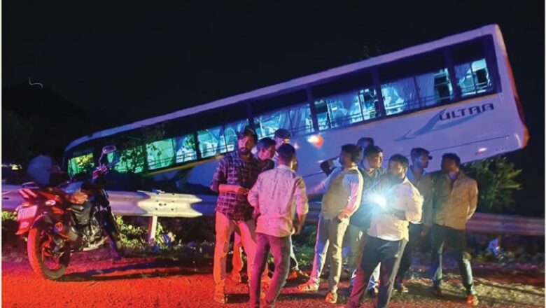 MP: खरगोन में जामघाट पर ब्रेक फेल होने से खाई के ऊपर लटकी विद्यार्थियों की बस, बड़ा हादसा टला