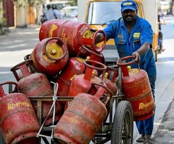 LPG उपभोक्ता 16 अगस्त से पहले जरूर करा लें ये काम… वरना, सिलेंडर पाने में होगी दिक्कत