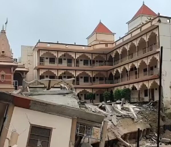 Prayagraj : स्वामी नारायण मंदिर का 3 मंजिला हिस्सा भरभराकर गड्ढे में गिरा…
