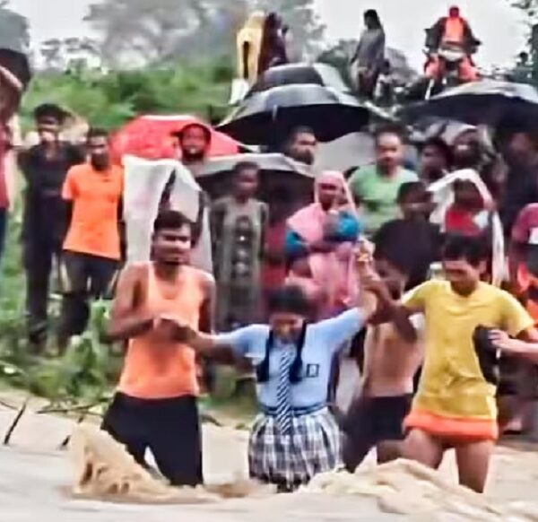 MP: सिंगरौली में उफनता नाला पार कर रहे स्कूली बच्चे तेज बहाव में डूबने लगे… ग्रामीणों ने बचाया