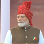 80वें स्वतंत्रता दिवस पर लाल बंधेज पगड़ी पहनकर पहुंचे PM मोदी, लाल किले से दिया खास संदेश