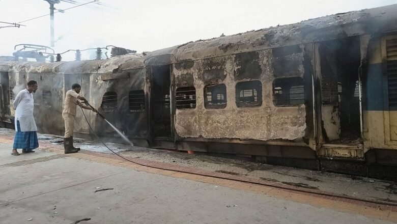 Bihar के सिमरी बख्तियारपुर स्टेशन पर पैसेंजर ट्रेन के इंजन में लगी आग…. मची भगदड़