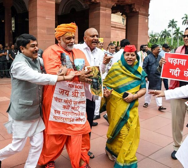 संसद परिसर में सांसद पप्पू यादवव ने किया राम मंदिर चढ़ावा चोरी का नाटक….थाने पहुंची शिकायत