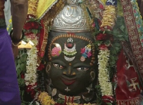 उज्जैन में महाकाल का भांग-चंदन और रजत आभूषणों से हुआ शृंगार, राजा स्वरूप में सजे