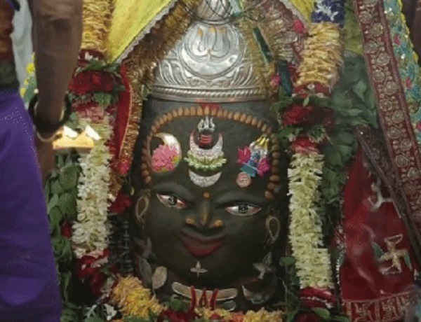 उज्जैन में महाकाल का भांग-चंदन और रजत आभूषणों से हुआ शृंगार, राजा स्वरूप में सजे