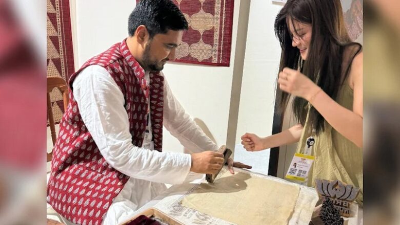 ब्रिक्स बाजार में विदेशी मेहमानों को पसंद आई मप्र की बाग प्रिंट कला, कपड़ों पर खुद लगाए ठप्पे