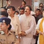 MP: गुना में अधिकारियों पर भड़के केन्द्रीय मंत्री सिंधिया, बोले – कलेक्टर कहां है .. बुलाओ जल्दी