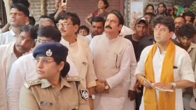 MP: गुना में अधिकारियों पर भड़के केन्द्रीय मंत्री सिंधिया, बोले – कलेक्टर कहां है .. बुलाओ जल्दी