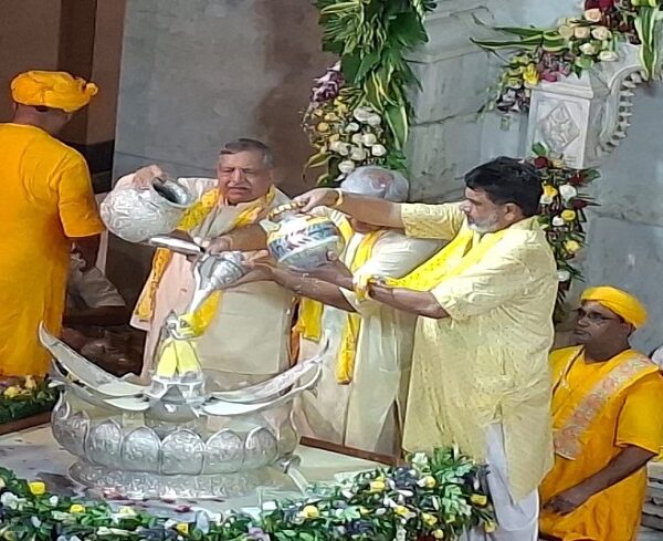 जन्माष्टमी पर द्वापर जैसा नजारा…. मध्यरात्रि मथुरा में जन्मे भगवान श्रीकृष्ण, देशभर में गूंज उठे जयकारे