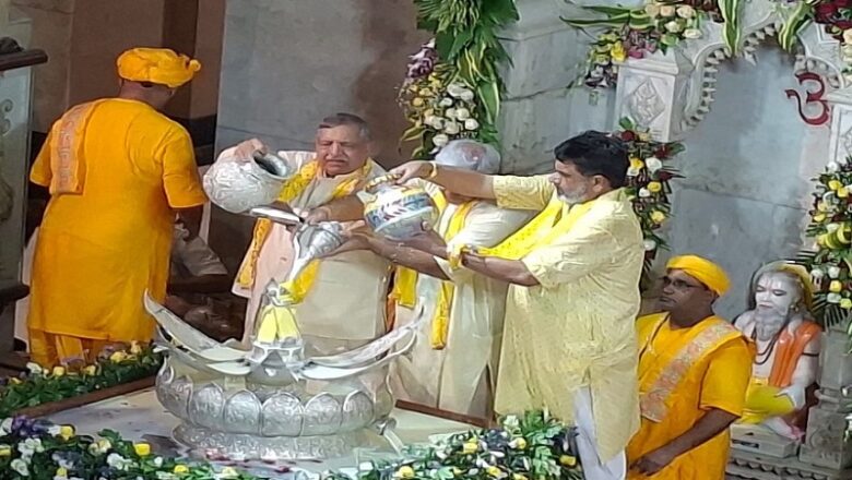 जन्माष्टमी पर द्वापर जैसा नजारा…. मध्यरात्रि मथुरा में जन्मे भगवान श्रीकृष्ण, देशभर में गूंज उठे जयकारे