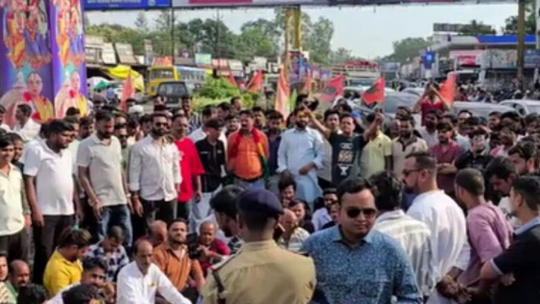 MP के छिंदवाड़ा में भगवा झंडा हटाने पर भड़के हिंदू संगठन… प्रदर्शन के बाद खुद निगम आयुक्त ने लगाया