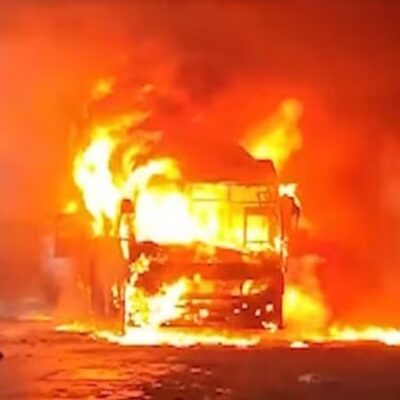 Mumbai : गोरेगांव ईस्ट मेट्रो स्टेशन के नीचे पर्यटक बस में लगी आग, सभी यात्री सुरक्षित
