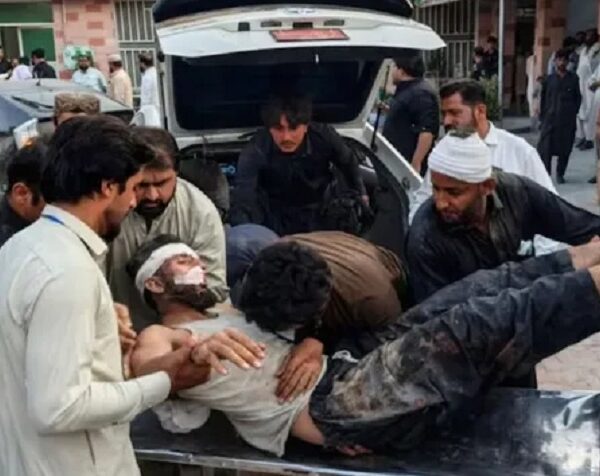 Pakistan : पुलिस चेकपॉइंट पर आत्मघाती हमला…पीड़ितों को बचाने जा रही एंबुलेंस पर गोलीबारी