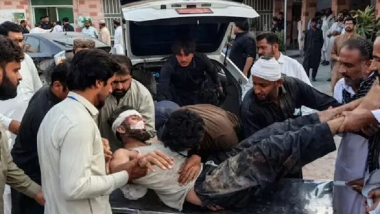 Pakistan : पुलिस चेकपॉइंट पर आत्मघाती हमला…पीड़ितों को बचाने जा रही एंबुलेंस पर गोलीबारी