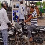 कच्चे तेल की कीमतों में उतार-चढ़ाव के बावजूद मई के बाद से नहीं बढ़े पेट्रोल-डीजल के दाम…