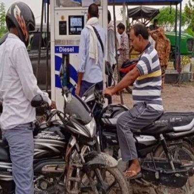 कच्चे तेल की कीमतों में उतार-चढ़ाव के बावजूद मई के बाद से नहीं बढ़े पेट्रोल-डीजल के दाम…