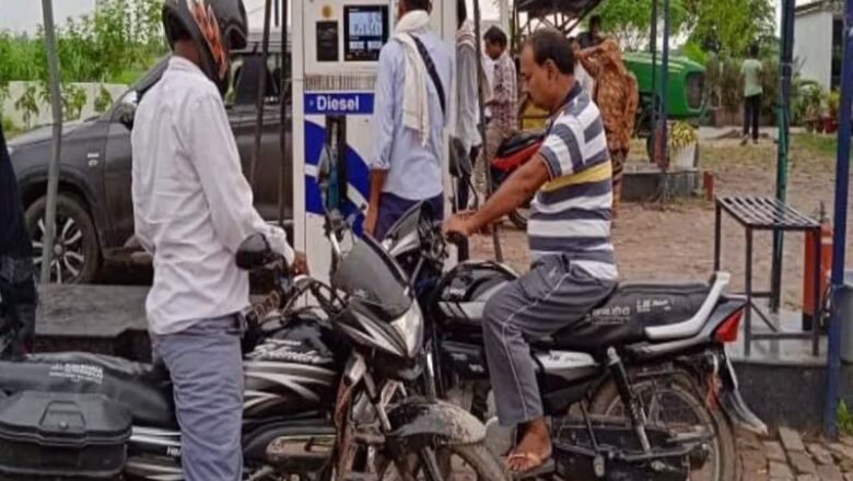 कच्चे तेल की कीमतों में उतार-चढ़ाव के बावजूद मई के बाद से नहीं बढ़े पेट्रोल-डीजल के दाम…