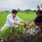 वरुण धवन का देसी अंदाज, खेतों में सीख रहे धान की खेती