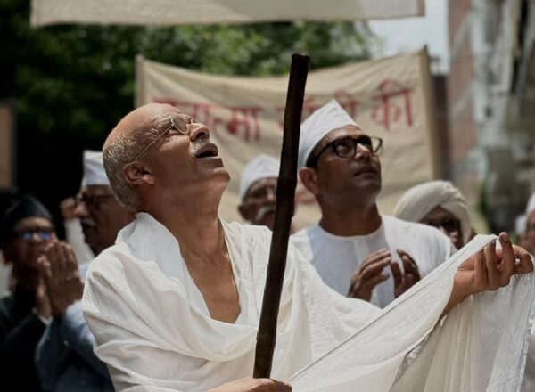 महात्मा गांधी के किरदार में ढले मनोज बाजपेयी, फर्स्ट लुक जारी