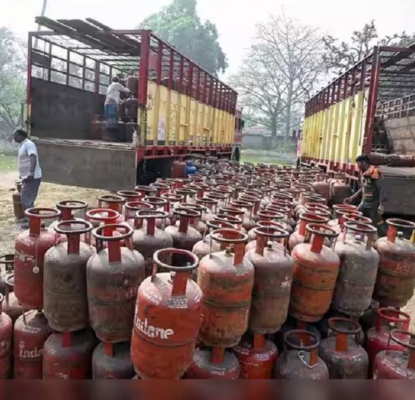 त्योहारों से पहले झटका…. महंगी हुई LPG गैस, 62.50 रुपये बढ़े कमर्शियल सिलेंडर के दाम