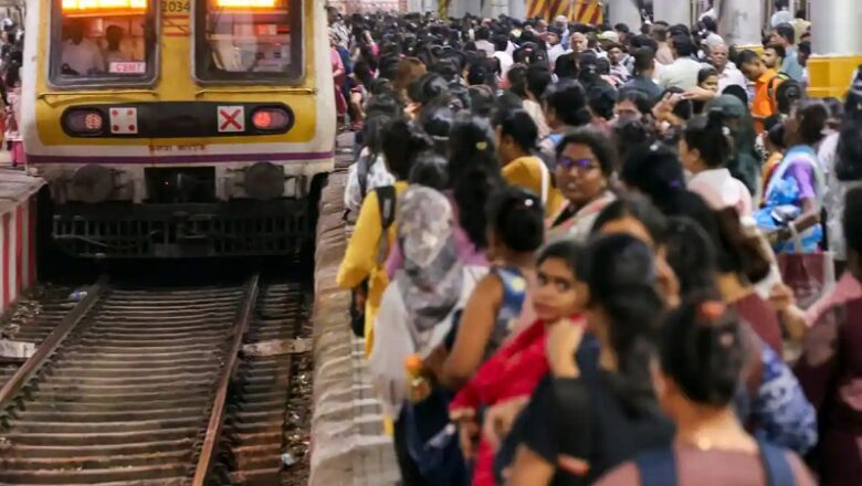 सिग्नल सिस्टम के रूम में आग से थमी मुंबई लोकल…. 80 ट्रेनें रद्द, बढ़ी यात्रियों की परेशानी