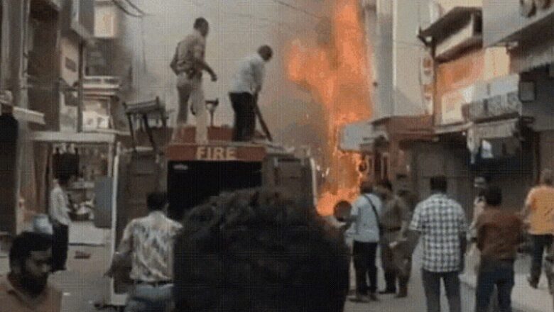 MP: भोपाल के न्यू मार्केट में सिलेंडर फटने से छोले-भटुरे की दुकान में लगी आग, जान बचाने के लिए पहली मंजिल से कूदे लोग