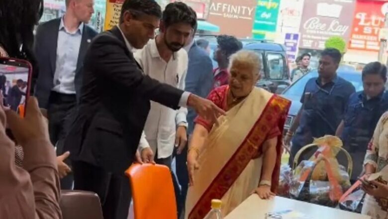 दिल्ली में अपनी सास सुधा मूर्ति के साथ घूमते नजर आए पूर्व ब्रिटिश पीएम ऋषि सुनक