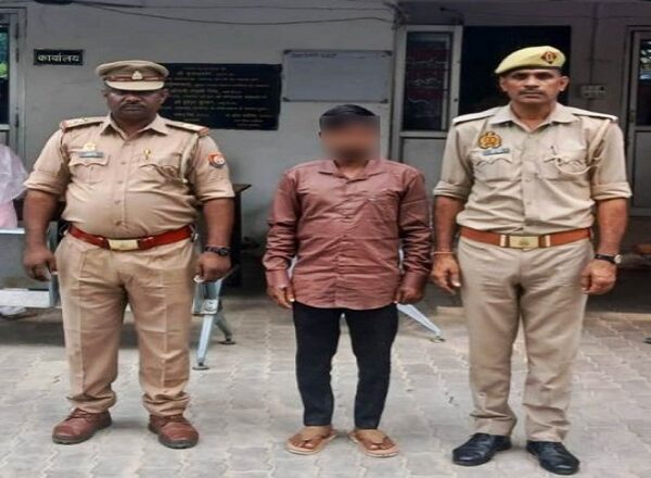 पति ने पत्नी को आपत्तिजनक हालत में देख युवक पर तेज़ाब फेंका, आरोपित गिरफ्तार
