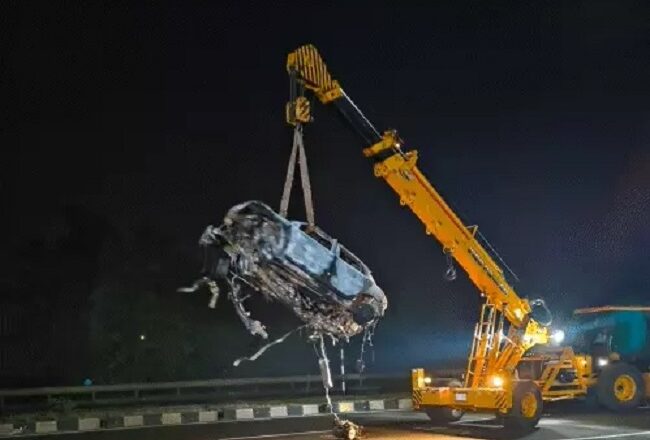 मध्य प्रदेश के धारा में डिवाइडर से टकराई कार में लगी आग, चार युवकों की जिंदा जल कर मौत