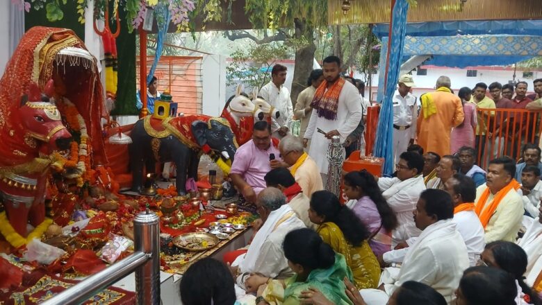 शारदीय नवरात्र के पावन अवसर पर धमतरी के शीतला माता मंदिर में भक्तों की उमड़ती भीड़