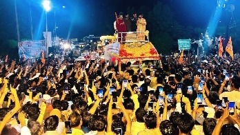धीरेंद्र शास्त्री ने किया चेतावनीपूर्ण भाषण: “बेटियो! दुर्गा बनो, काली बनो, कभी बुर्केवाली मत बनो”