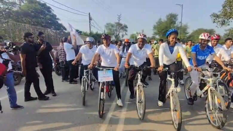 केंद्रीय मंत्री मनसुख मांडविया ने 94वें फिट इंडिया संडेज ऑन साइकिल में भाग लिया, एशियाई खेलों के पदक विजेताओं के साथ