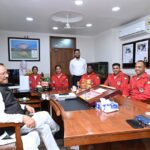 मुख्यमंत्री साय से भारतीय वायु सेना की सारंग हेलीकॉप्टर डिस्प्ले टीम ने की सौजन्य मुलाकात