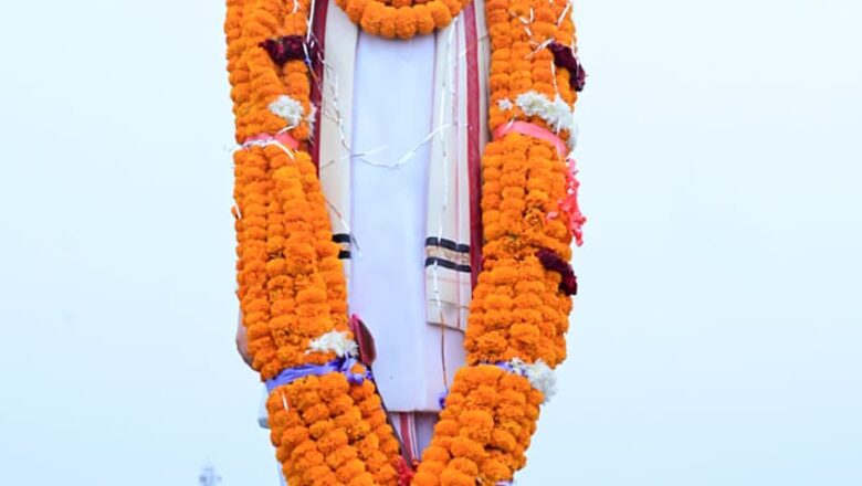 मुख्यमंत्री विष्णु देव साय ने वर्चुअल माध्यम से पूर्व केंद्रीय मंत्री स्वर्गीय लरंग साय की प्रतिमा का अनावरण