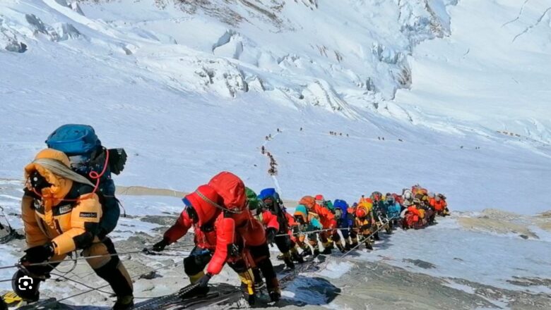 नेपाल में 44 हिमालयी चोटियों पर शरद ऋतु में 1,410 पर्वतारोहियों को मिली अनुमति