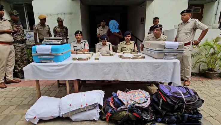 गृह प्रवेश के दिन घर पर पुलिस‑बीएसएफ का धूम्रपट, 24 लाख रुपये व 22.8 किग्रा गांजा बरामद