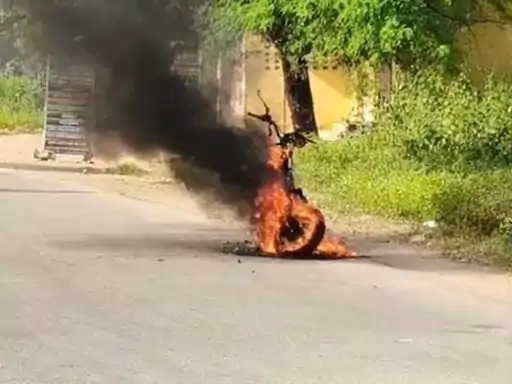 कोरबा में चलती इलेक्ट्रिक स्कूटी में लगी आग, चालक ने कूदकर बचाई जान