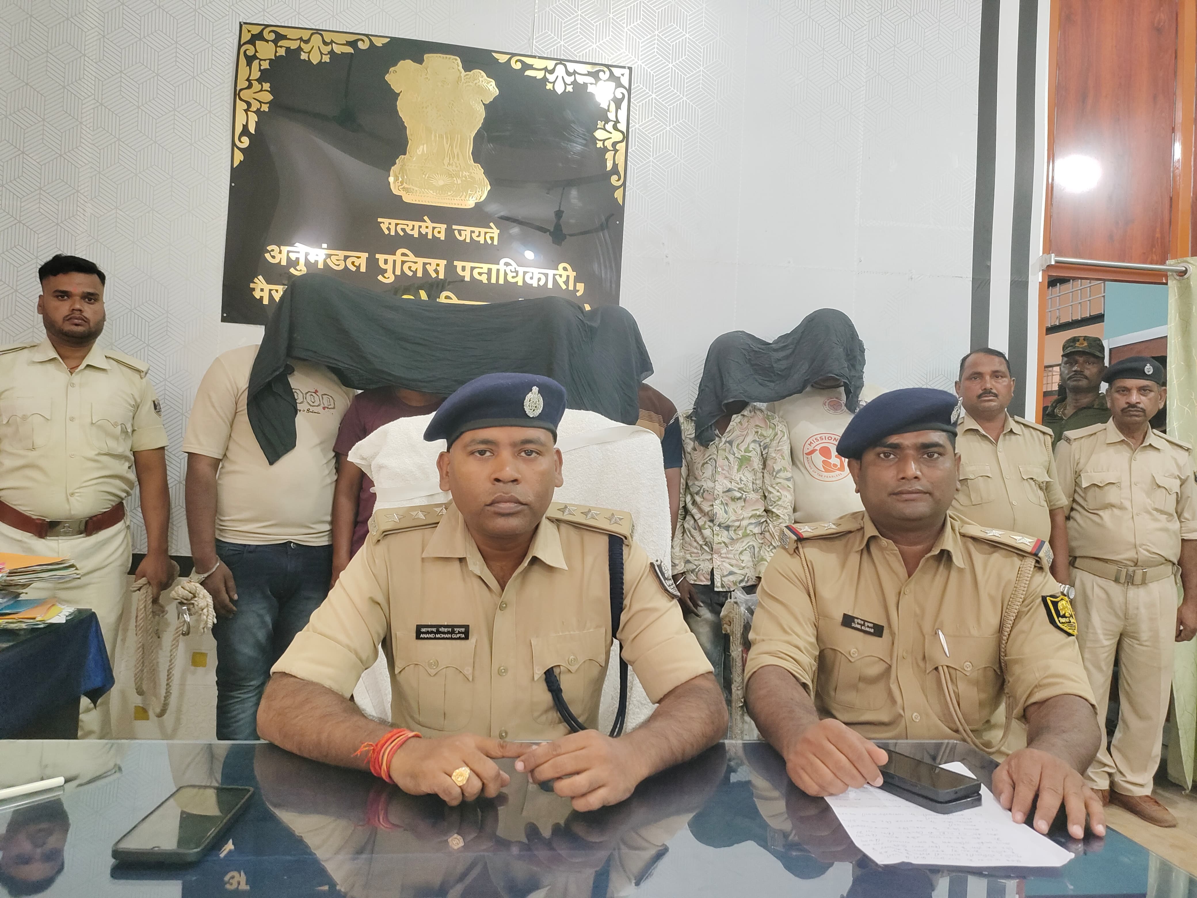 गुठनी में स्मैक के अवैध कारोबार का खुलासा, 48.490 ग्राम नशीले पदार्थ के साथ छह गिरफ्तार