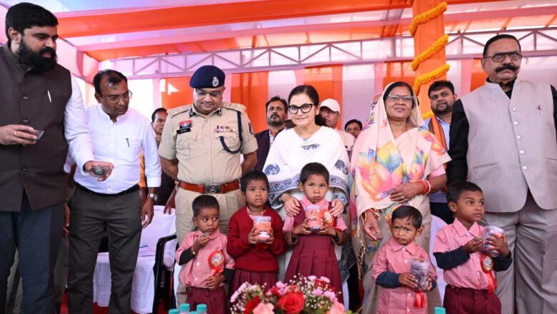बलरामपुर में ‘बालभोग’ योजना से 967 कुपोषित बच्चों को पौष्टिक लड्डू मिलेंगे
