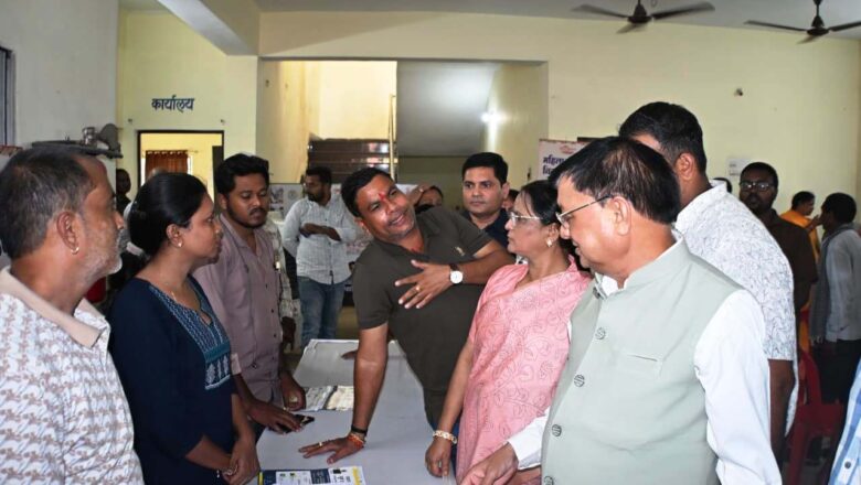 कोरबा में सर्वमंगला नगर जोन में आयोजित “सरकार आपके द्वार” शिविर, लखनलाल देवांगन ने वितरित किए राशन कार्ड व आवास की चाबियाँ