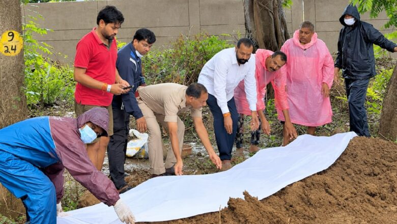 बरसते पानी में भी नहीं रुका सेवाभाव, वंदेमातरम परिवार ने अज्ञात शव का किया अंतिम संस्कार