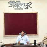 मप्र के जबलपुर में शासकीय कार्यों में लापरवाही पर 17 पटवारी निलंबित, दो की वेतन वृद्धि रोकी