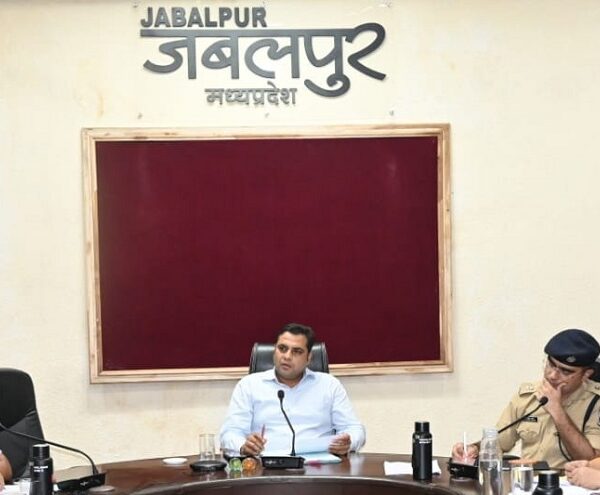 मप्र के जबलपुर में शासकीय कार्यों में लापरवाही पर 17 पटवारी निलंबित, दो की वेतन वृद्धि रोकी