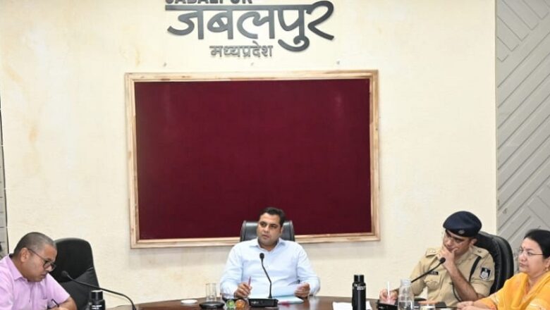 मप्र के जबलपुर में शासकीय कार्यों में लापरवाही पर 17 पटवारी निलंबित, दो की वेतन वृद्धि रोकी