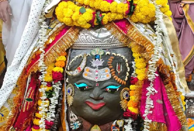 शरद पूर्णिमा पर राजा स्वरूप में सजे बाबा महाकाल, भस्म आरती में हुआ दिव्य शृंगार