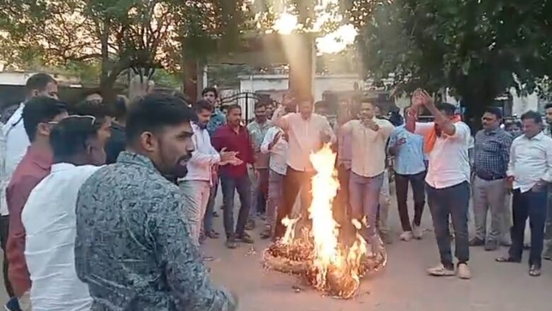 भाजयुमो ने पुतले के माध्यम से काँग्रेस अध्यक्ष की कथित टिप्पणी पर विरोध जताया