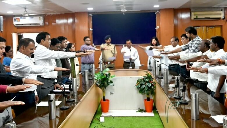 सतर्कता जागरूकता सप्ताह: कलेक्टर जन्मेजय महोबे ने अधिकारी‑कर्मचारियों को दिलाई सत्यनिष्ठा की शपथ