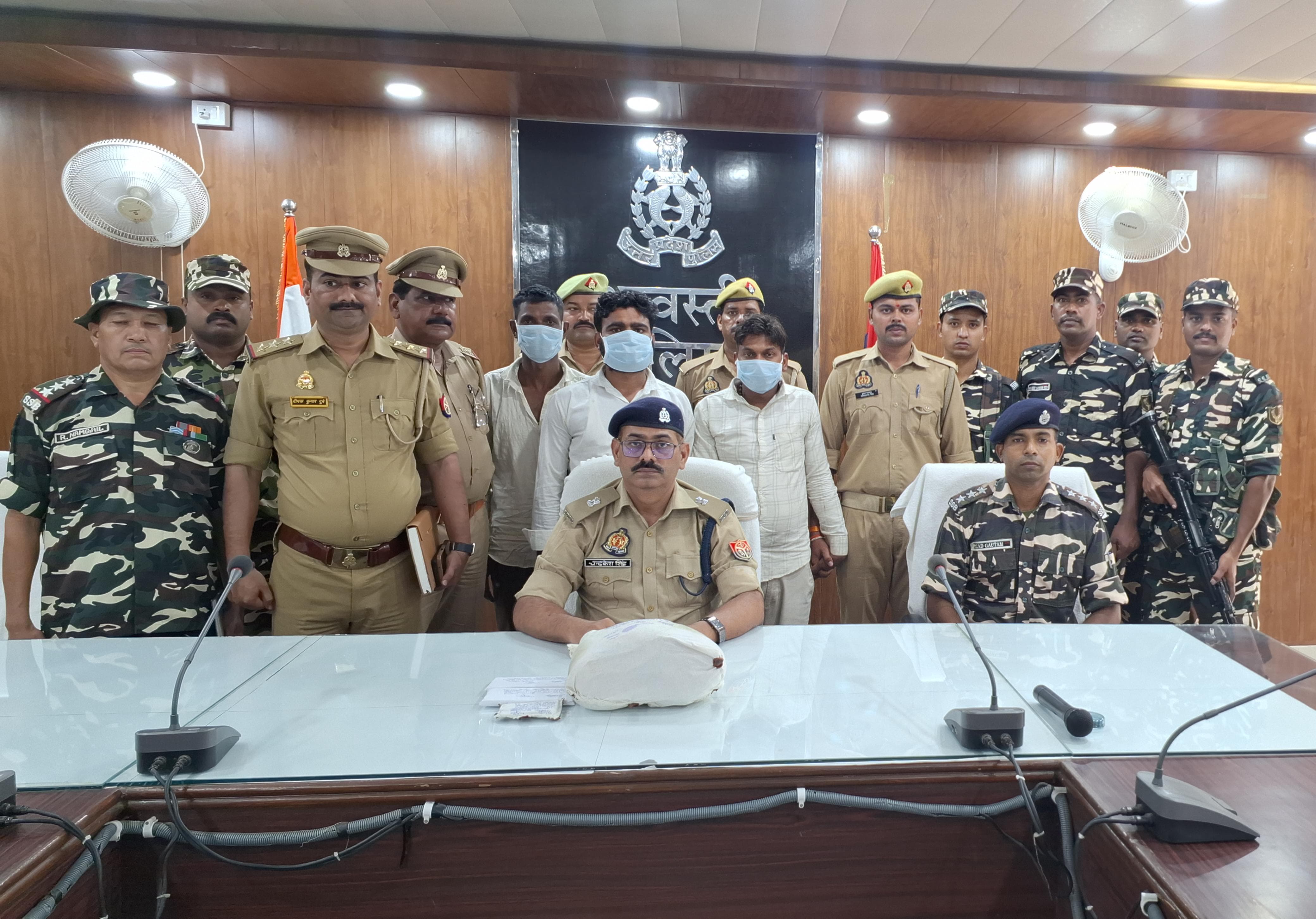 श्रावस्ती में सीमा पर 6.820 किलो चरस बरामद, तीन तस्कर गिरफ्तार